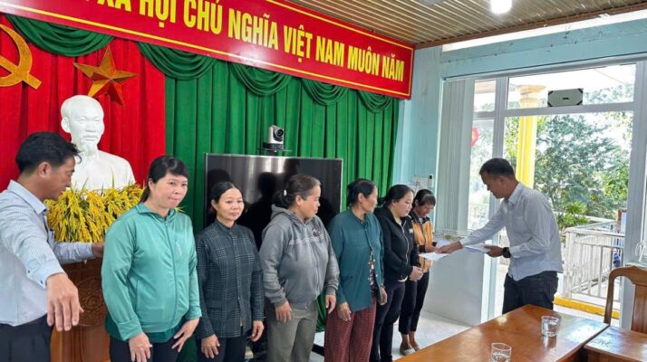 Đại diện Lãnh đạo Công ty Cổ phần Đua ngựa Thiên Mã - Madagui trao quà Tết cho các hộ gia đình tại xã Mỹ Đức
