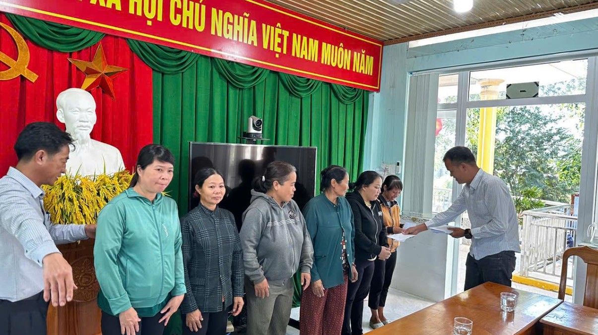 Đại diện Lãnh đạo Công ty Cổ phần Đua ngựa Thiên Mã - Madagui trao quà Tết cho các hộ gia đình tại xã Mỹ Đức