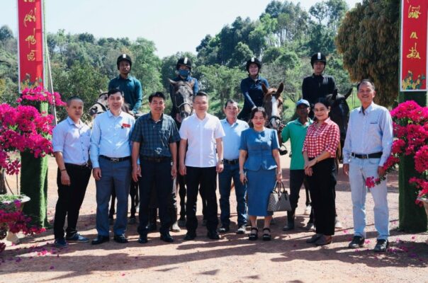 Chủ tịch Nguyễn Tiến Dũng chụp ảnh lưu niệm tại Công ty Cổ phần Đua ngựa Thiên Mã - Madagui