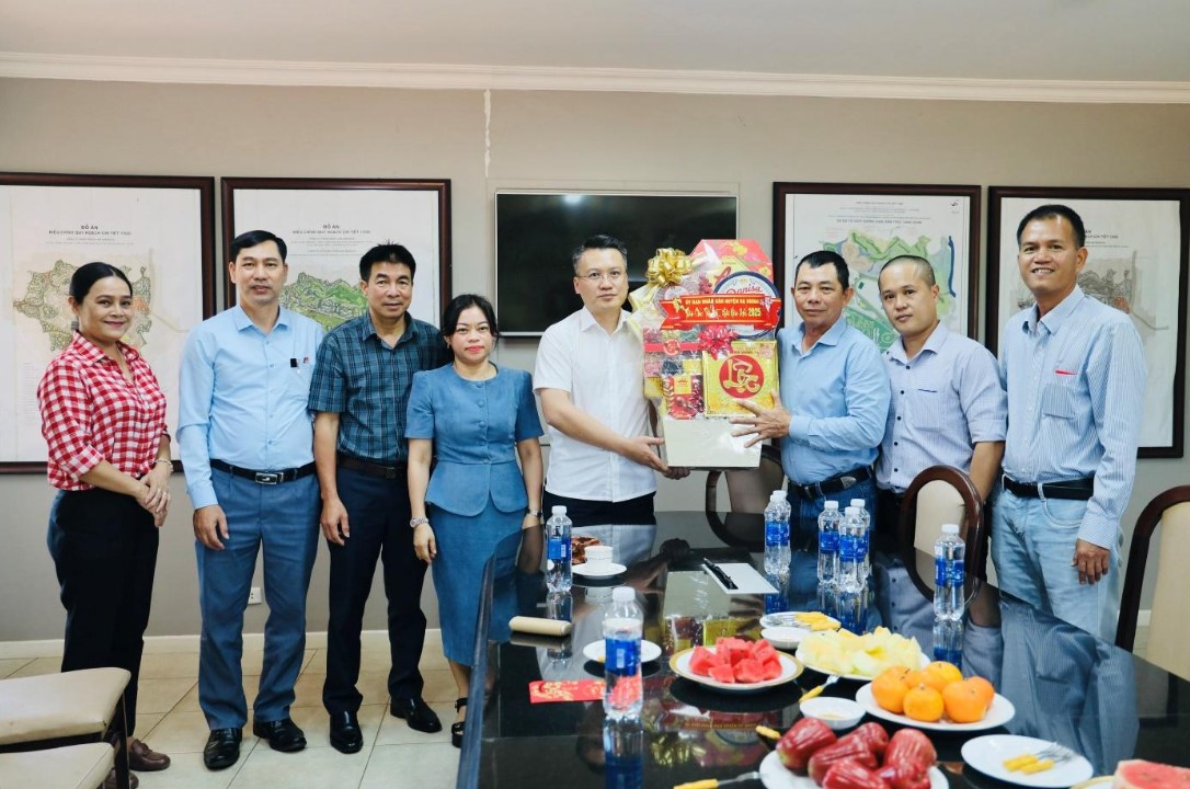 Chủ tịch Nguyễn Tiến Dũng và Đoàn công tác huyện tặng quà, chúc mừng năm mới đến Công ty Cổ phần Đua ngựa Thiên Mã - Maddagui