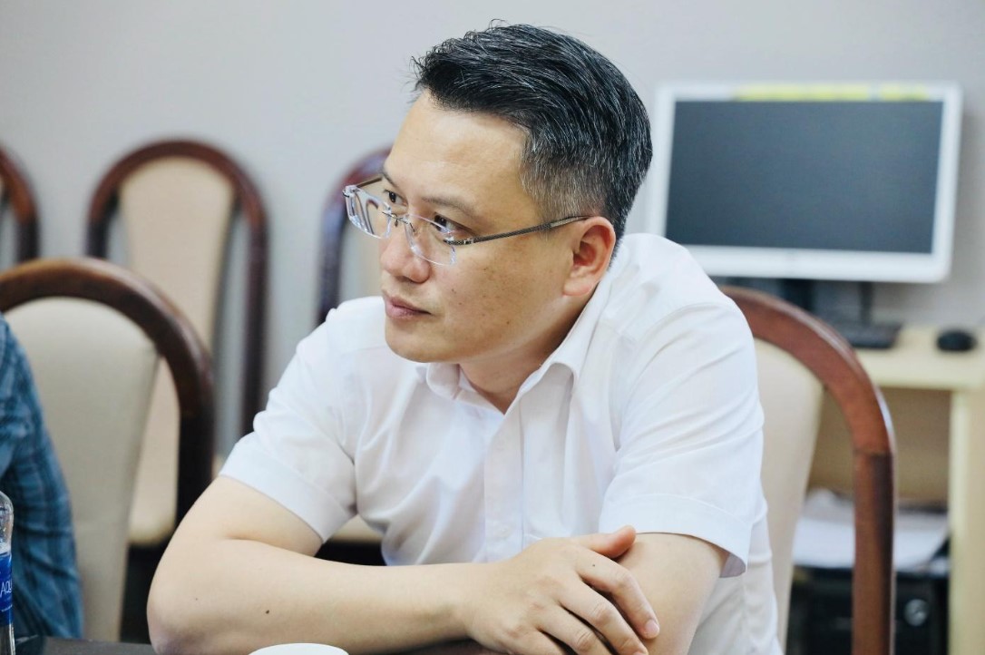 Đồng chí Nguyễn Tiến Dũng - Chủ tịch Ủy ban nhân dân huyện Đạ Huoai nghe đại diện Lãnh đạo Công ty Cổ phần Đua ngựa Thiên Mã - Maddagui báo cáo một số nội dung trọng tâm trong năm 2025 của đơn vị.